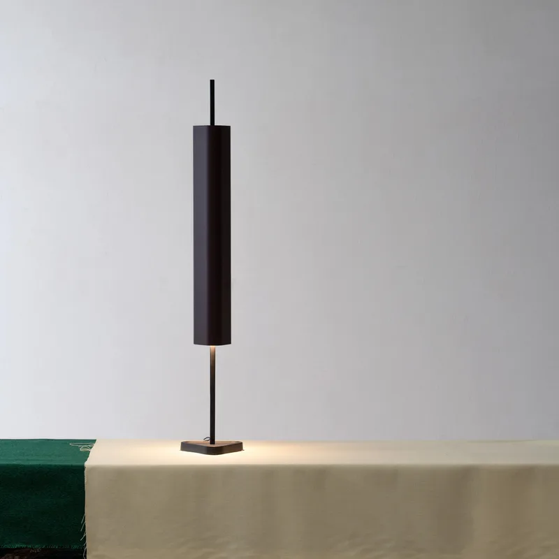 Emi tafellamp Deep Red - FLOS - Woonkamer - Designer - Aluminium - Gebundeld von FLOS – Produktfoto