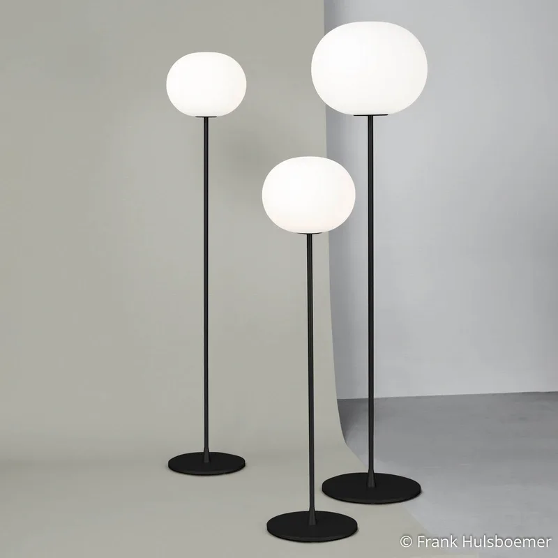 Glo-Ball F2 vloerlamp matzwart/opaal - FLOS - Woonkamer - Designer - Glas - Met lampenkap von FLOS – Produktfoto