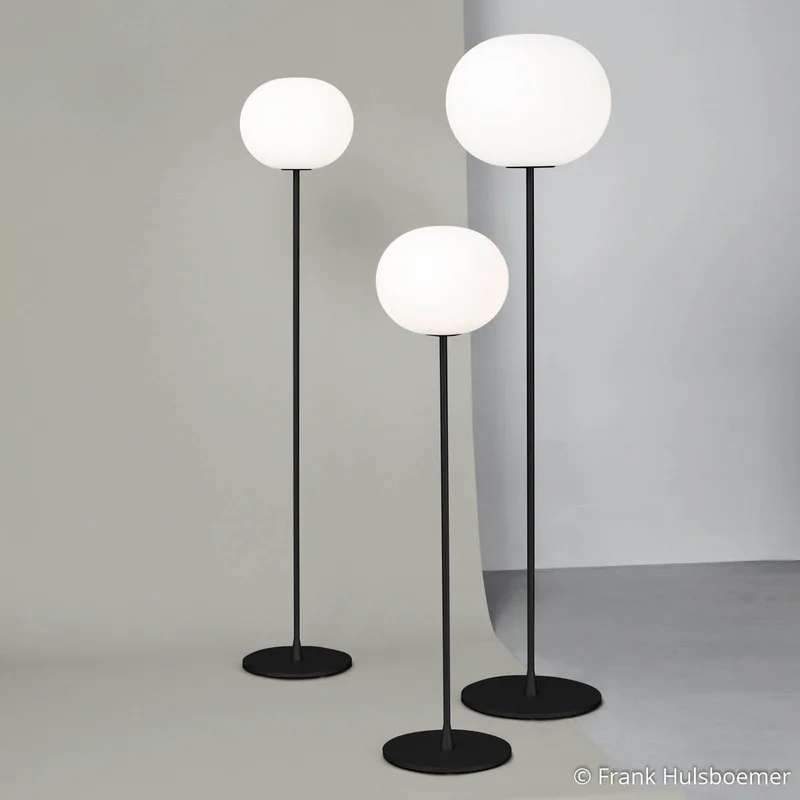 Glo-Ball F3 vloerlamp mat zwart/opaal - FLOS - Woonkamer - Designer - Glas - Met lampenkap von FLOS – Produktfoto