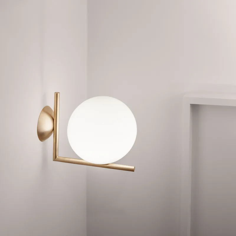 IC C/W1 wandlamp/plafondlamp Messing - FLOS - Woonkamer - Designer - Glas - Bol van FLOS – productfoto