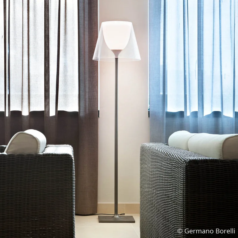 KTribe F2 vloerlamp transparant - FLOS - Woonkamer - Designer - Kunststof - Met lampenkap von FLOS – Produktfoto
