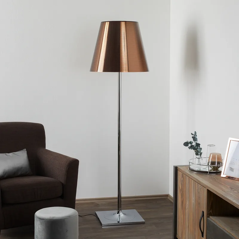 Ktribe F3 Staande Lamp Aluminium Bronzen - Flos - Woonkamer - Designer - Kunststof - Met lampenkap von FLOS – Produktfoto