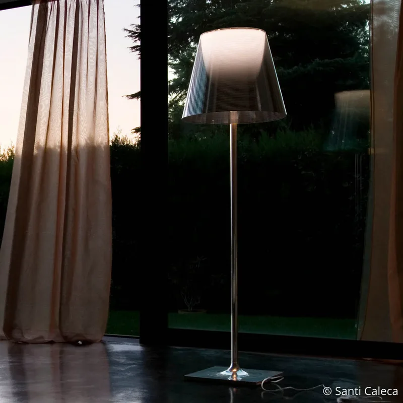 Ktribe F3 Staande Lamp Smoke - Flos - Woonkamer - Designer - Kunststof - Met lampenkap von FLOS – Produktfoto