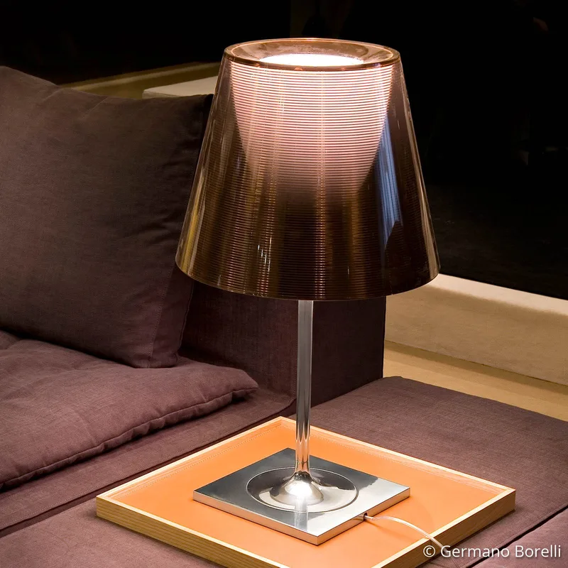 KTribe T1 tafellamp Smoke - FLOS - Woonkamer - Designer - Kunststof - Met lampenkap von FLOS – Produktfoto