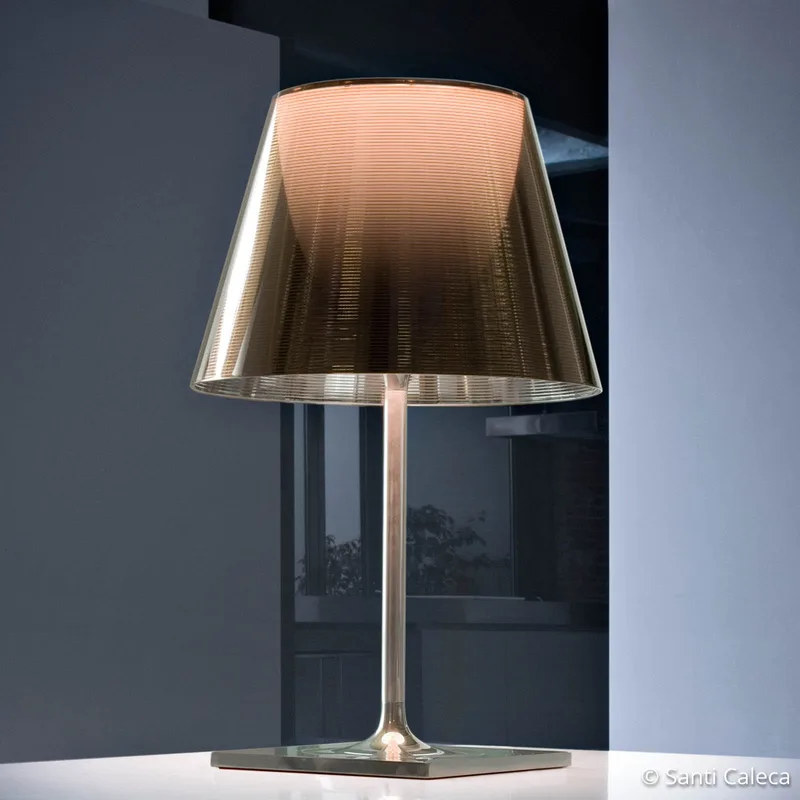 KTribe T2 tafellamp aluminium brons - FLOS - Woonkamer - Designer - Kunststof - Met lampenkap von FLOS – Produktfoto