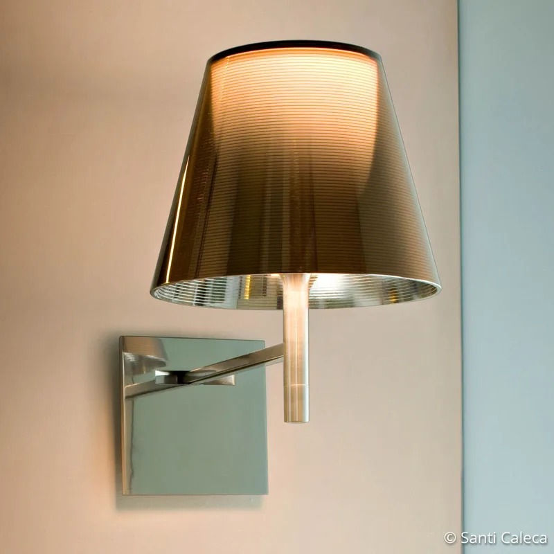 KTribe W wandlamp aluminium brons - FLOS - Woonkamer - Designer - Kunststof von FLOS – Produktfoto