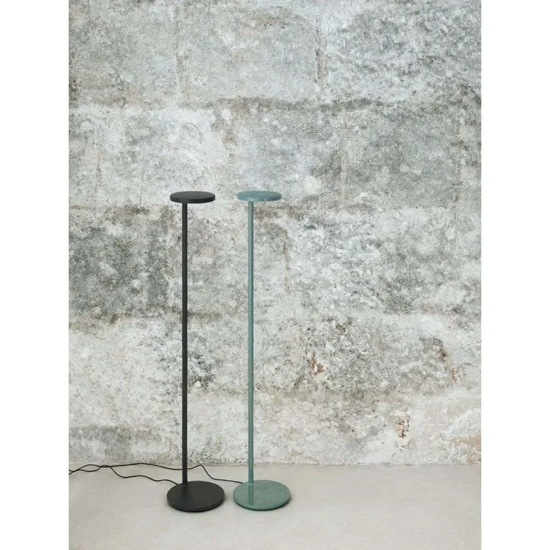 Oblique F Vloerlamp 2700K USB-C Glossy Sage - Flos - Woonkamer - Aluminium von FLOS – Produktfoto