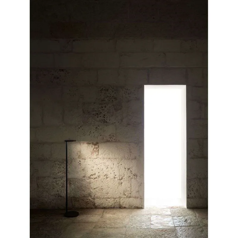 Oblique F Vloerlamp 3000K USB-C USB-C Glossy Grey - Flos - Woonkamer - Aluminium von FLOS – Produktfoto