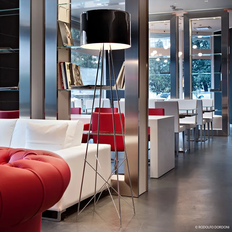 Ray F2 Staande Lamp Zwart - Flos - Woonkamer - Designer - Metaal - Met lampenkap von FLOS – Produktfoto