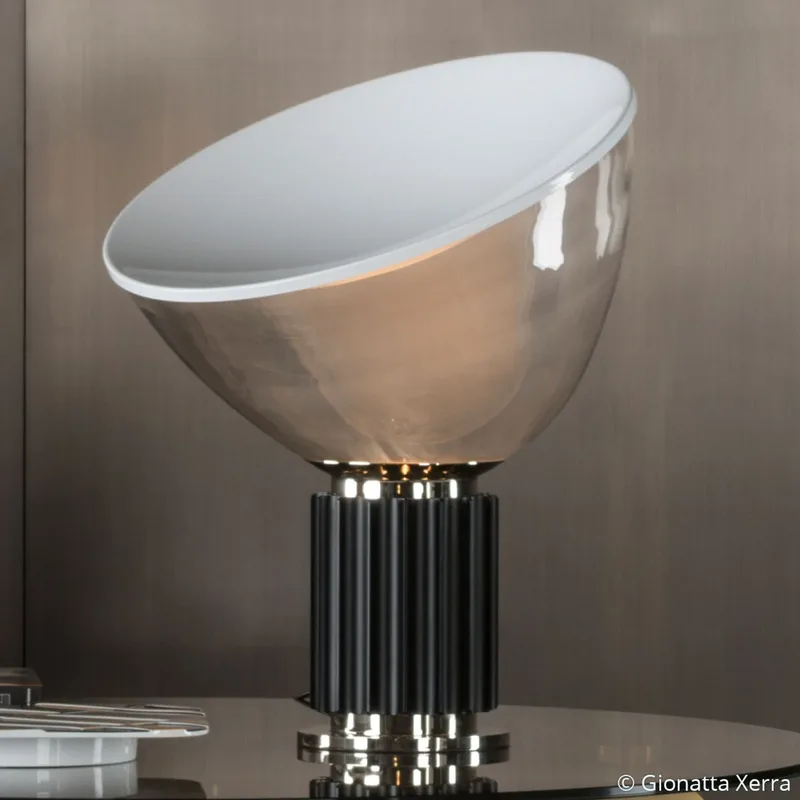 Taccia LED tafellamp zwart/transparant kunststof/aluminium, dimbaar - FLOS - Woonkamer - Designer - Metaal - 1 lamp von FLOS – Produktfoto