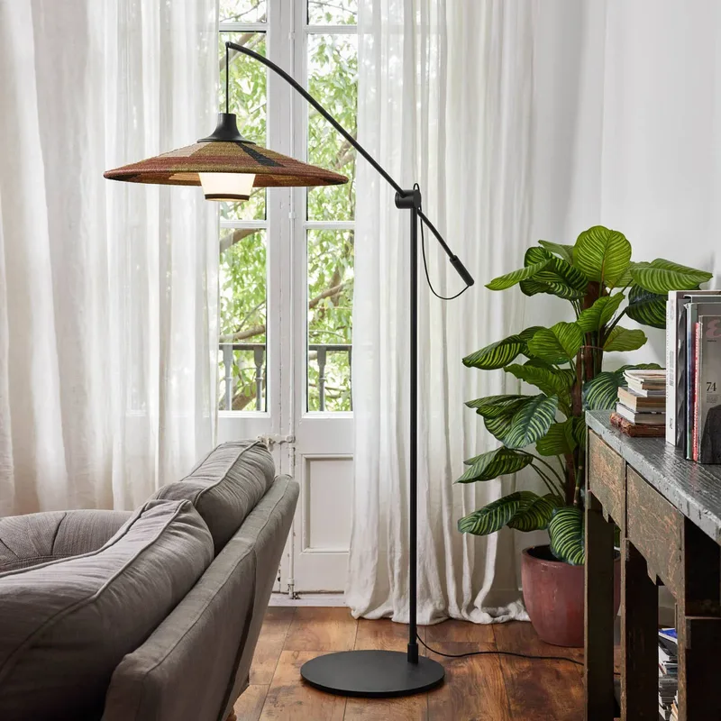 Parrot vloerlamp met abacá-kap, bruin by Forestier in Brown, Black – product photo