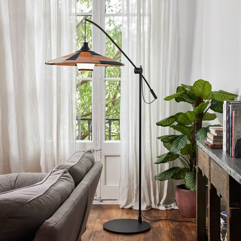 Parrot vloerlamp met abacá-kap, zand van Forestier in Zand, Zwart – productfoto