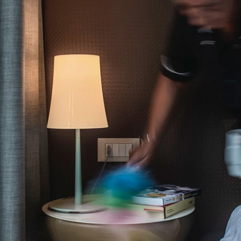 Birdie Easy tafellamp Green - Foscarini - Woonkamer - Designer - Metaal - Met lampenkap von Foscarini – Produktfoto