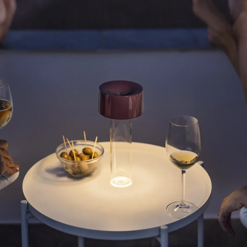 Fleur Portable tafellamp Burgundy - Foscarini - Woonkamer - Modern - Glas - Met lampenkap van Foscarini – productfoto