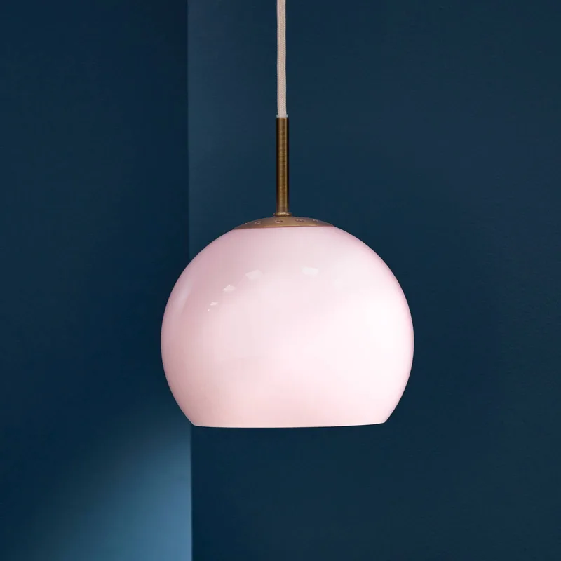 Hanglamp Ball, Ø 18 cm, glas van Frandsen in Opaal rosé – productfoto