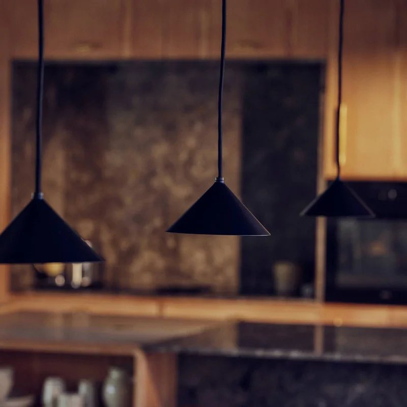 hanglamp Grasp, matzwart, Ø 15 cm, stekker van Frandsen in Zwart – productfoto