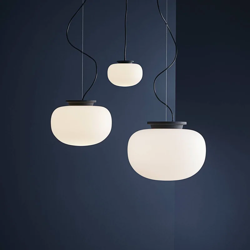 hanglamp Supernate, Ø 28 cm von Frandsen in Wit opaal, zwart – Produktfoto