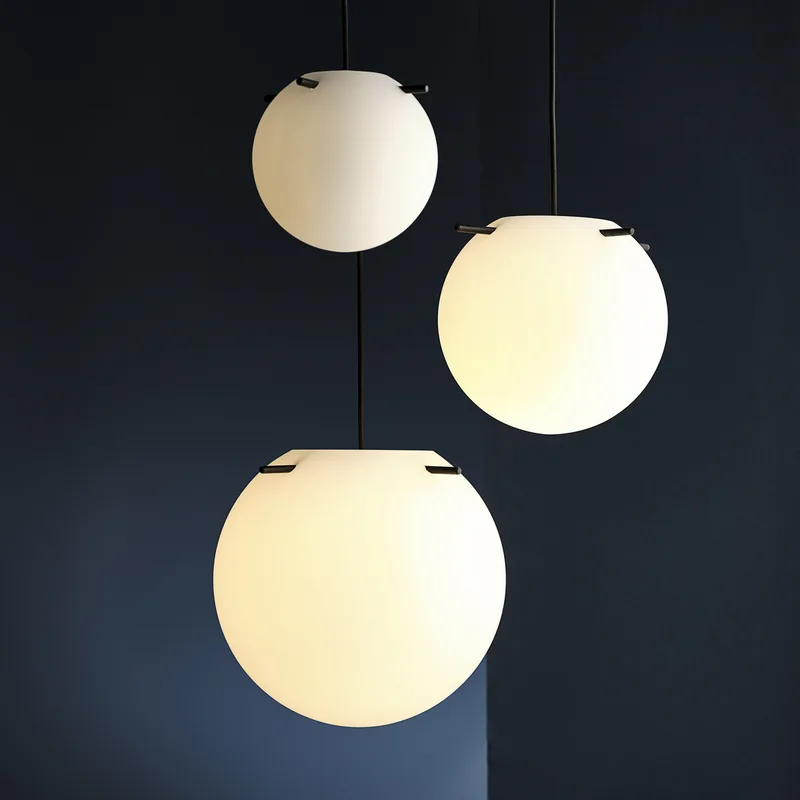 Koi hanglamp Ø25 Opal White/Black - FRANDSEN - Woonkamer - Designer - Glas - 1 lamp von Frandsen – Produktfoto