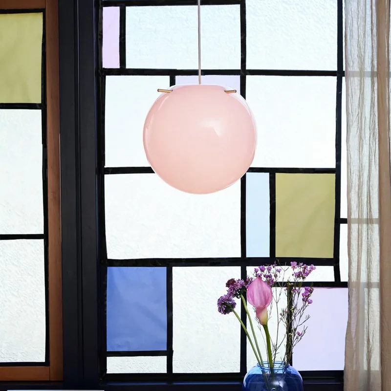 Koi hanglamp Ø32 opaalroze/messing - FRANDSEN - Woonkamer - Designer - Glas - 1 lamp von Frandsen – Produktfoto