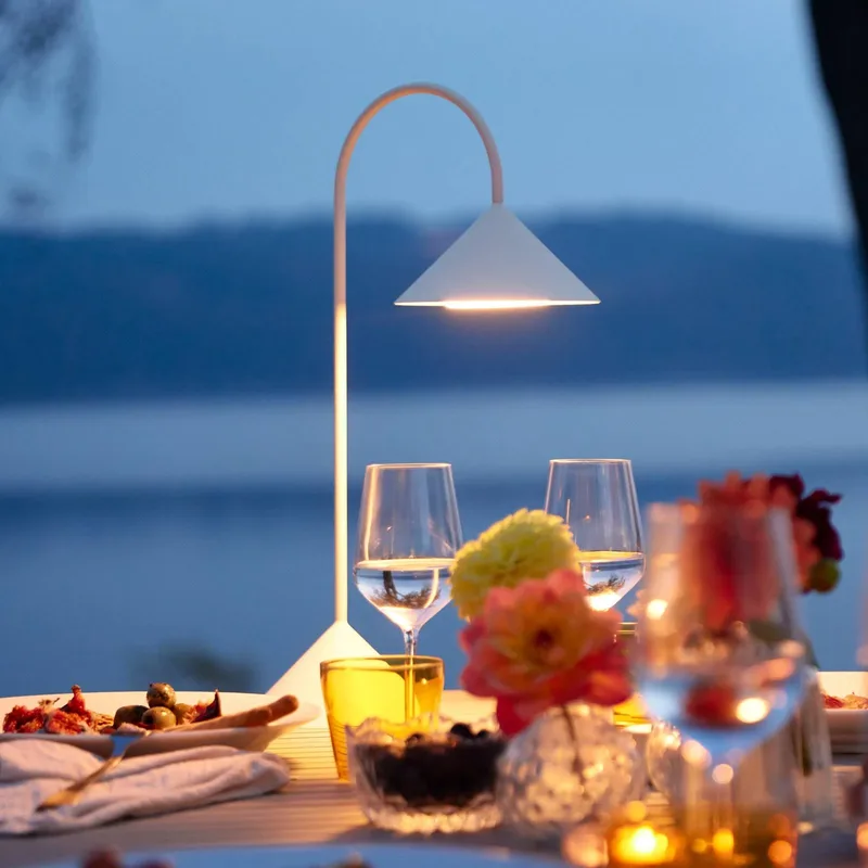 LED tafellamp Grasp, hoogte 47 cm, metaal van Frandsen in Wit – productfoto