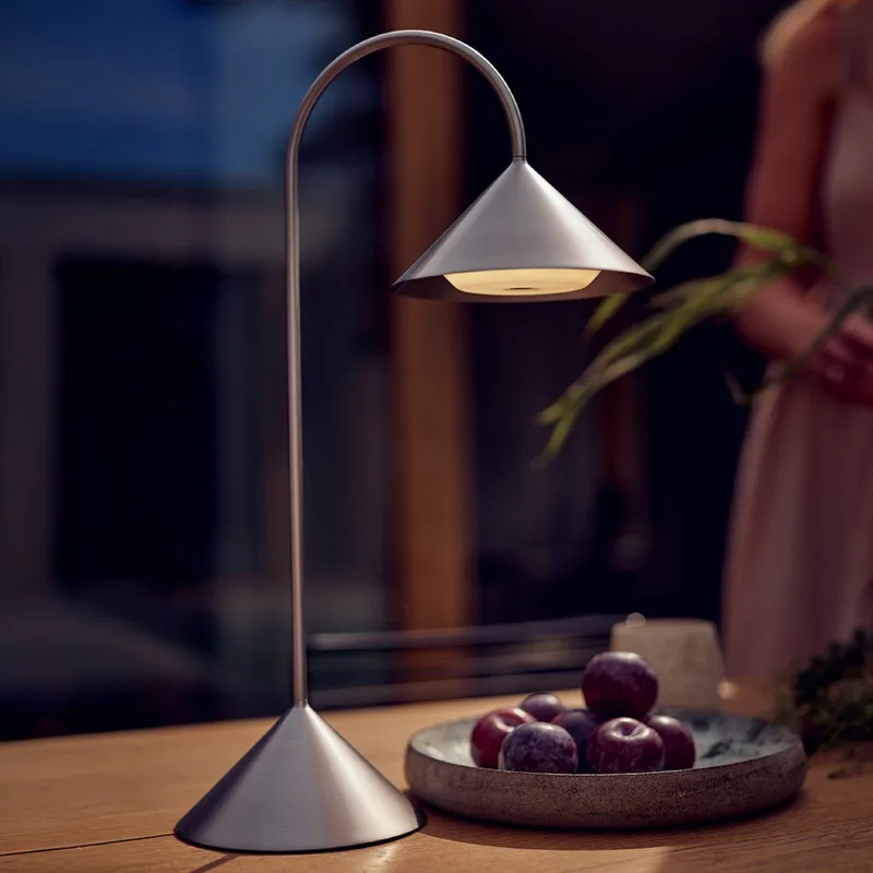 LED tafellamp Grasp, hoogte 47 cm van Frandsen in Roestvrij staal – productfoto