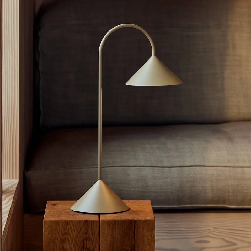 LED tafellamp op batterijen Grasp, hoogte 47 cm van Frandsen in Zandgrijs – productfoto