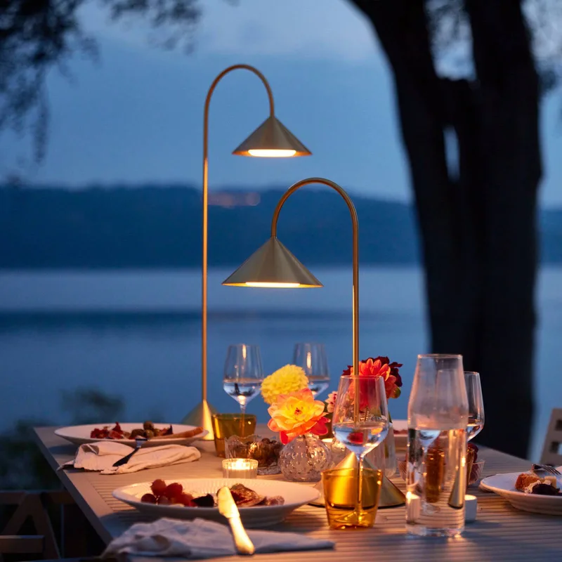 LED tafellamp op batterijen Grasp, messingkleurig, hoogte 47 cm de Frandsen en Messing – photo du produit