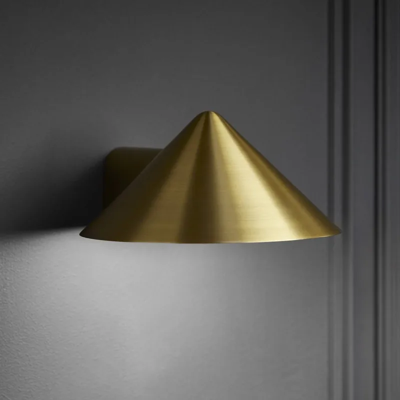 LED wandlamp op accu Grasp, magnetische lamp van Frandsen in Messing – productfoto