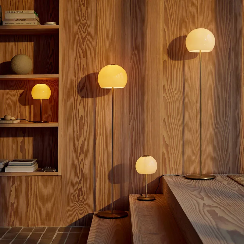 vloerlamp Ball Glass, glas, 130 cm, E27 by Frandsen in Amber – product photo