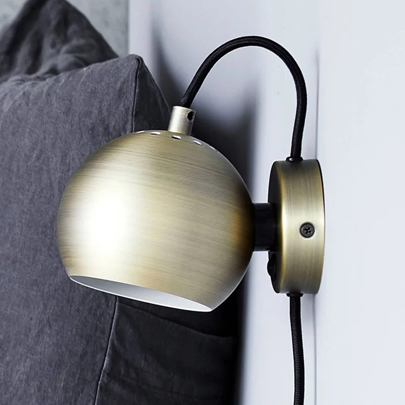 wandlamp Bal Magneet, messingkleurig antiek van Frandsen in Messingkleur antiek mat – productfoto