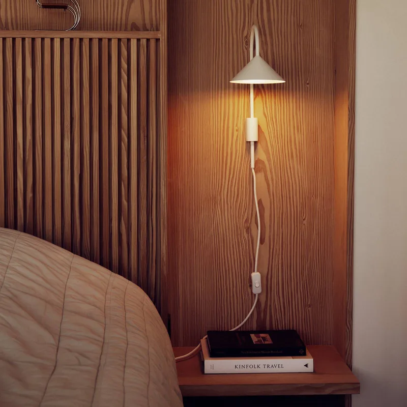 wandlamp Grasp, mat 40 cm, stekker by Frandsen in Wit – product photo