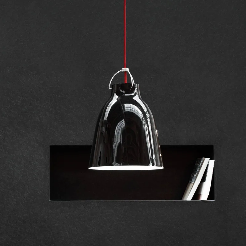 Caravaggio P2 glanzend zwart by Fritz Hansen in Black, Red – product photo 1 of 2