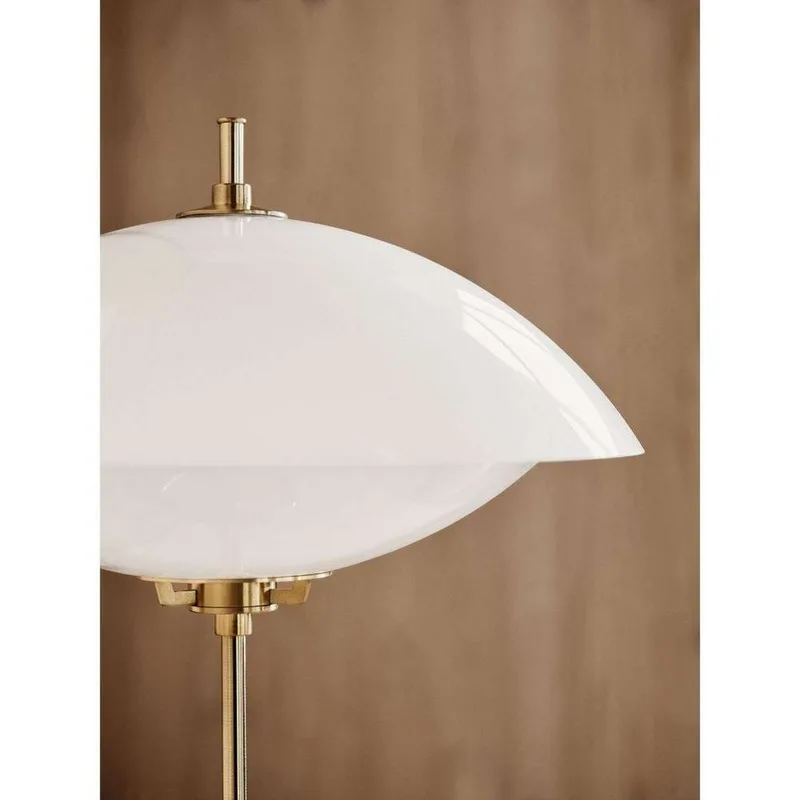 Clam Taffellamp Opal/Brass fra Fritz Hansen – produktbillede
