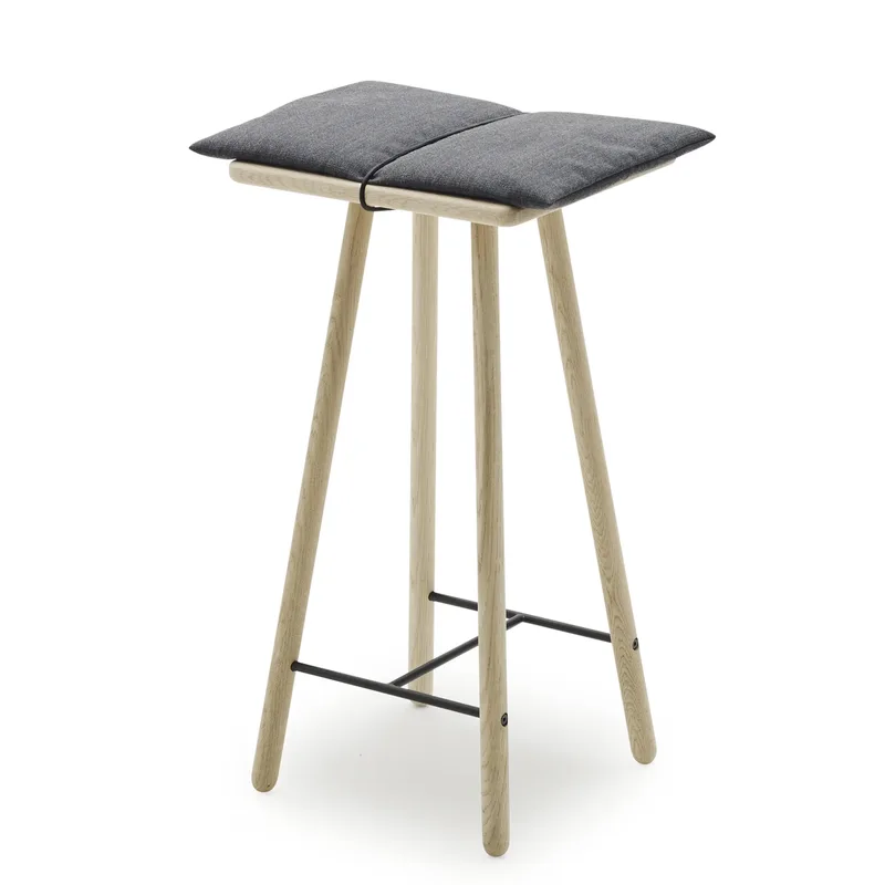 Georg Barhocker niedrig Eiche by Fritz Hansen – product photo