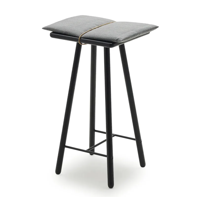 Georg Barhocker niedrig Schwarz lackierte Eiche by Fritz Hansen – product photo