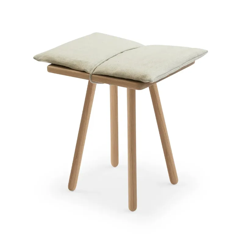 Georg Hocker Linen, Eiche unbehandelt, inkl. Kissen aus Leinen von Fritz Hansen – Produktfoto