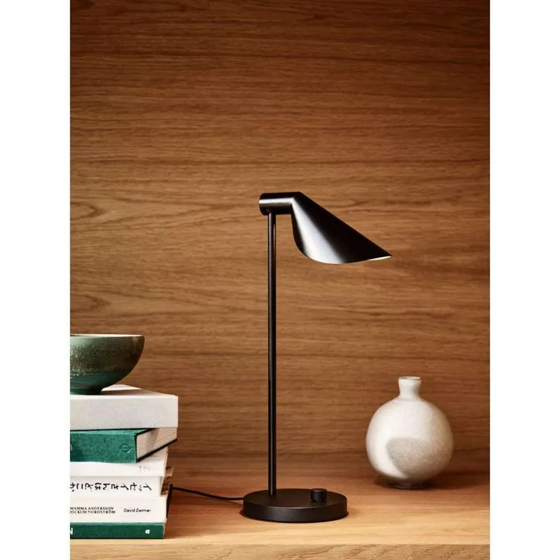 MS Series MS022 Tafellamp Black PVD von Fritz Hansen – Produktfoto
