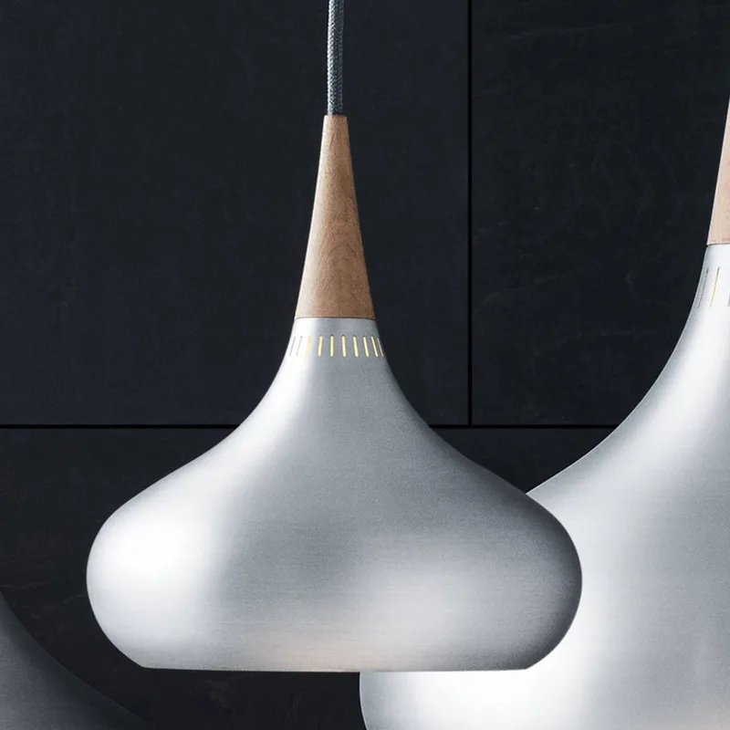 Orient P1 Slinger aluminium/eiken Ø 22,5 cm by Fritz Hansen in Geborsteld aluminium, Eiken – product photo