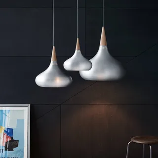 Orient P1 Slinger aluminium/eiken Ø 22,5 cm by Fritz Hansen in Geborsteld aluminium, Eiken – product photo 2 of 2
