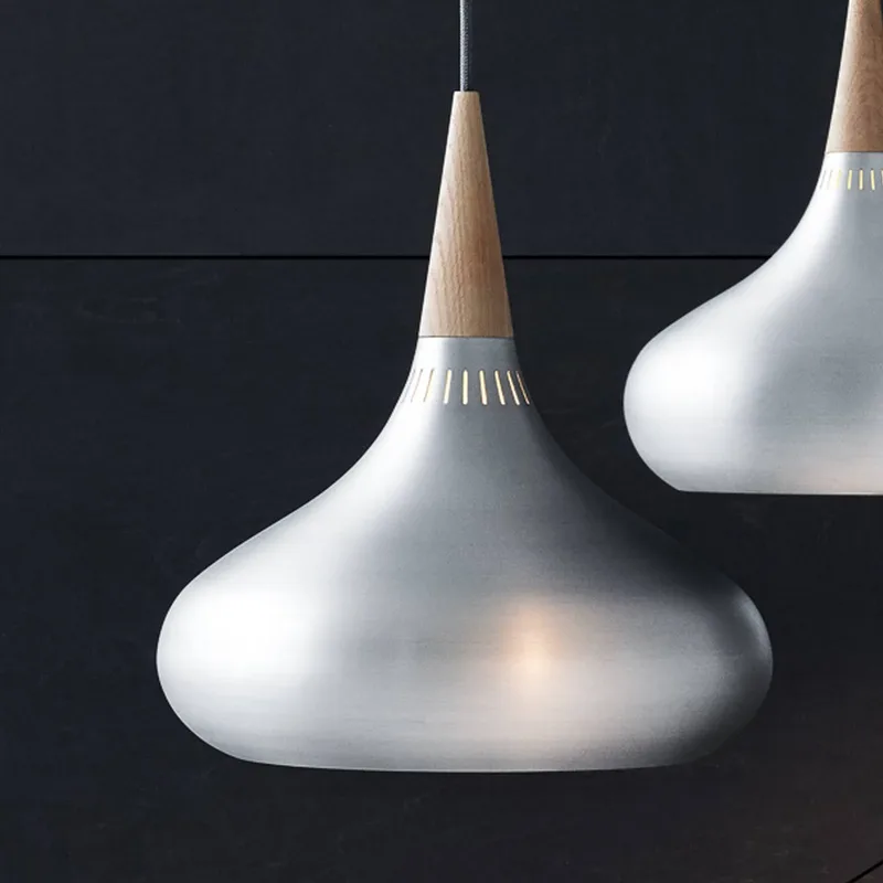 Orient P2 Hanger aluminium/eiken Ø 34 cm by Fritz Hansen in Geborsteld aluminium, Eiken – product photo