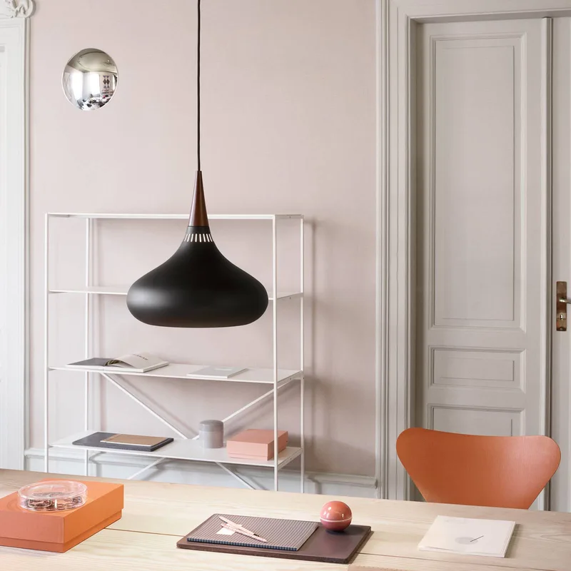 Orient P2 hanglamp zwart/roze Ø 34 cm by Fritz Hansen in Black, Rozenhout – product photo 3 of 4