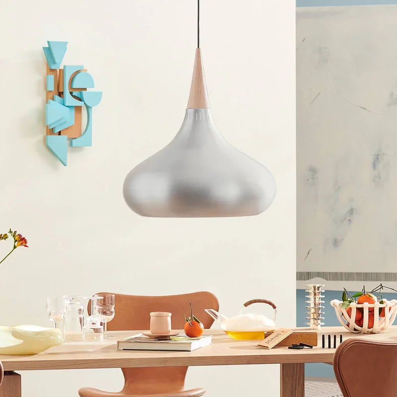 Orient P3 hanglamp aluminium/eiken Ø 50 cm by Fritz Hansen in Geborsteld aluminium, Eiken – product photo