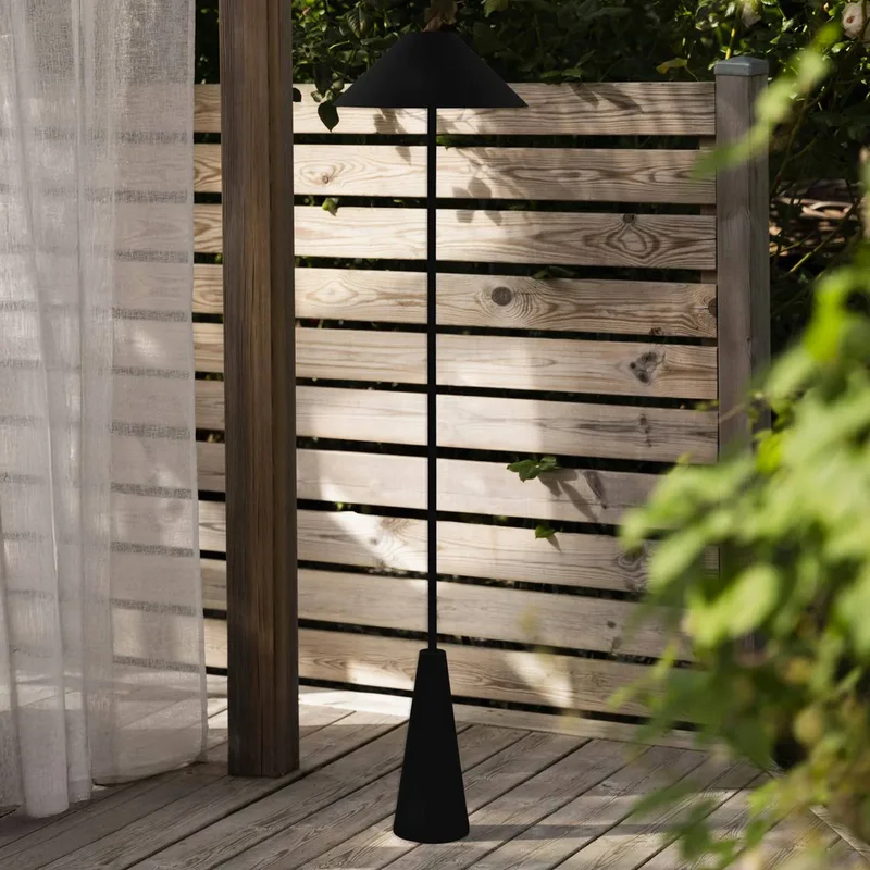 Accu-buiten vloerlamp Cannes, IP54 från Globen Lighting i Svart – produktbild