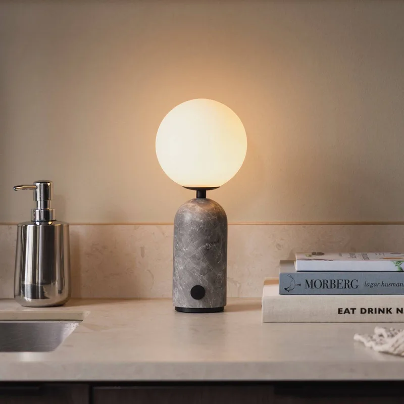 Accu-tafellamp Torrano, marmergrijs by Globen Lighting in Grijs gemarmerd, Opaalwit – product photo