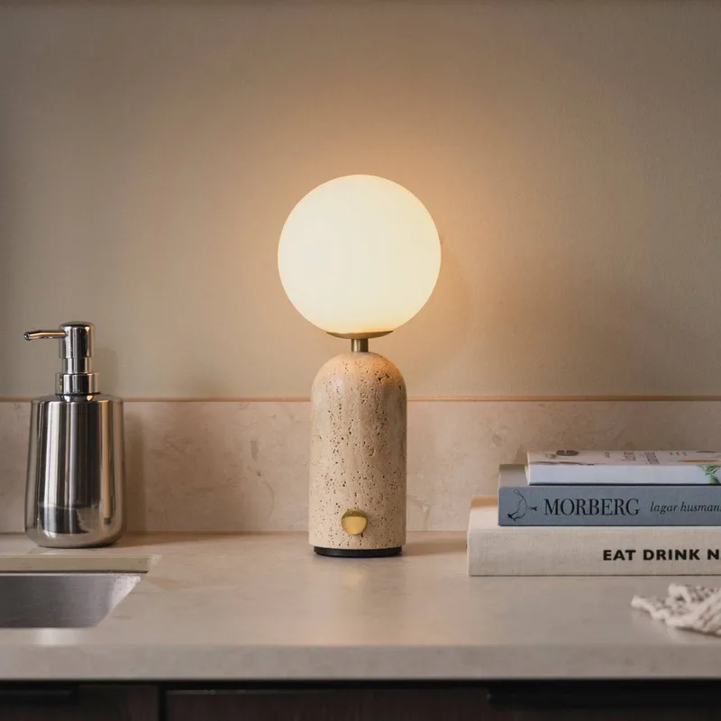 Accu-tafellamp Torrano, travertin beige de Globen Lighting en Beige, Opaalwit – photo du produit