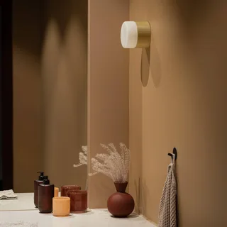 badrumsvägglampa Hubble 12 i mässing, Ø 12 cm från Globen Lighting i Mässing, Vit – produktbild 2 av 2