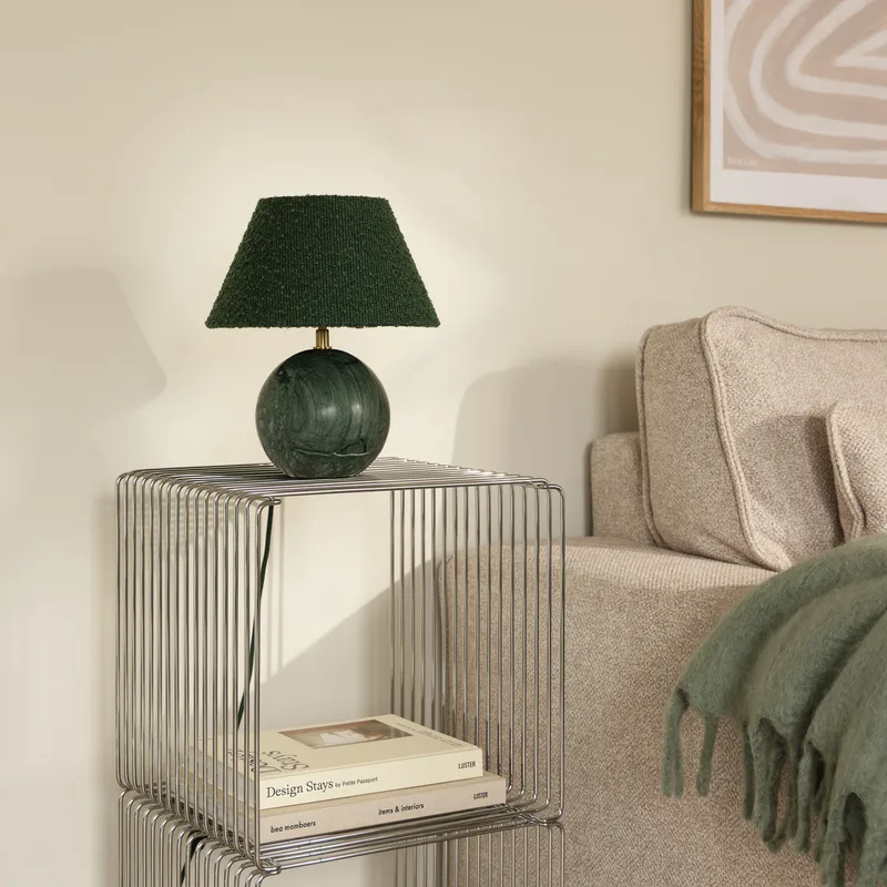 Castello 24 tafellamp donkergroen marmer fra Globen Lighting – produktbillede
