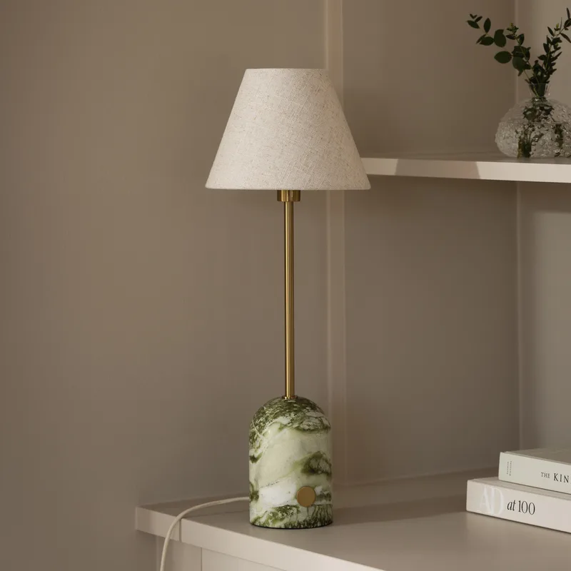 Gino 20 Tischleuchte grün Marmor 56 cm von Globen Lighting – Produktfoto