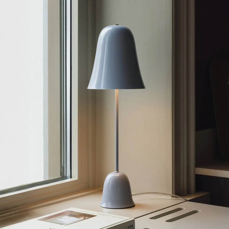 tafellamp Blåklockan, hoogte 56 cm fra Globen Lighting i Lyseblå – produktbillede
