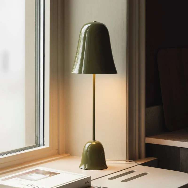 tafellamp Blåklockan, hoogte 56 cm van Globen Lighting in Olijfgroen – productfoto